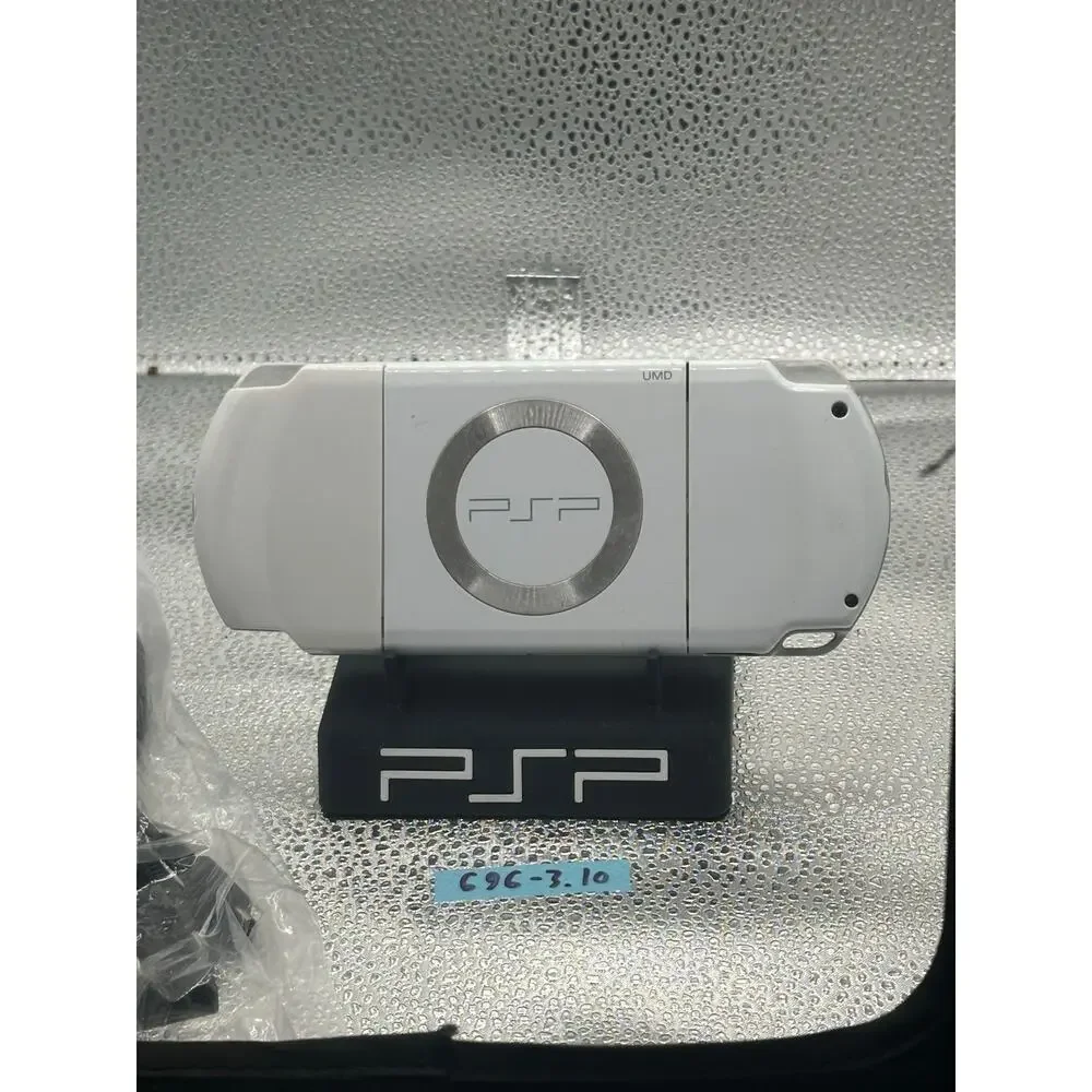 White psp 2000 w/charger & new battery - Picture 8 of 8